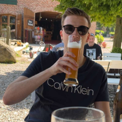 Max beim Weizen trinken